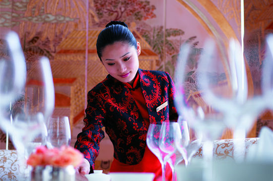去一家餐廳用餐，你遇到過哪些尷尬的服務(wù)？|餐飲界