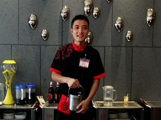 10分鐘就能學(xué)會海底撈服務(wù)，不信進來看看|餐飲界