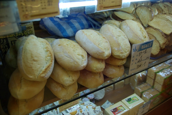 憂心餐廳倒閉，顧客用充值卡買一堆面包
