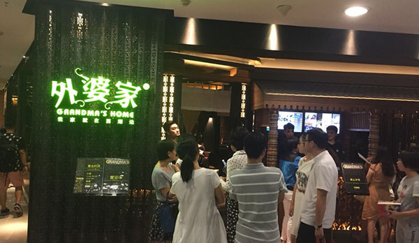 快來看??！奶奶和外婆打起來了！