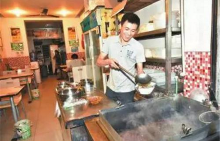 老人吃飯忘付飯錢，餐館老板“理解”感動全國