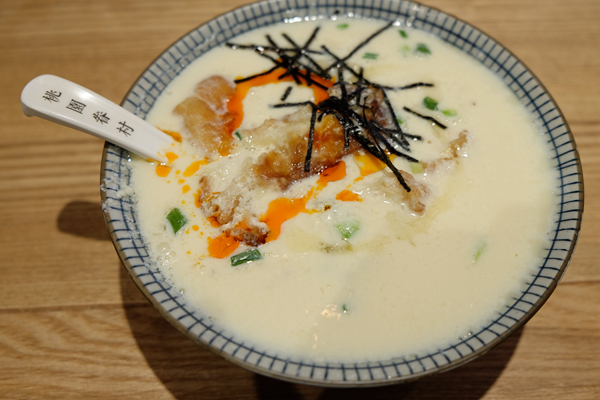 一碗豆?jié){12元，兩只包子26元…在餐飲寒冬，它靠什么讓顧客絡(luò)繹不絕|餐飲界