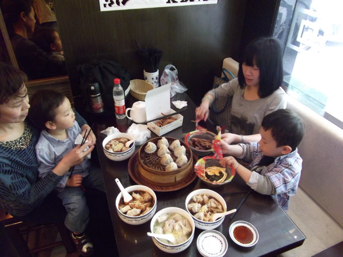 餛飩店20年都辦不下證，總理推動“放管服”有望結(jié)束這種荒誕