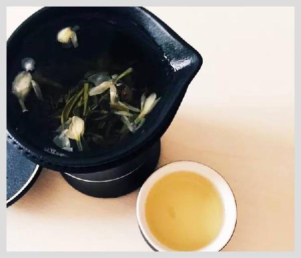 無印良品開了一家咖啡館，但主角是一款“性冷淡”的茶？|餐飲界