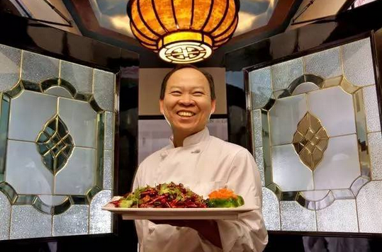 不懂英語(yǔ)！湖北農(nóng)村娃逆襲成美十家餐廳老板，被美國(guó)人封為功夫廚神！