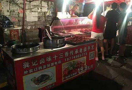 一天2000元銷售額，小龍蝦小推車模式有前景嗎？（上）