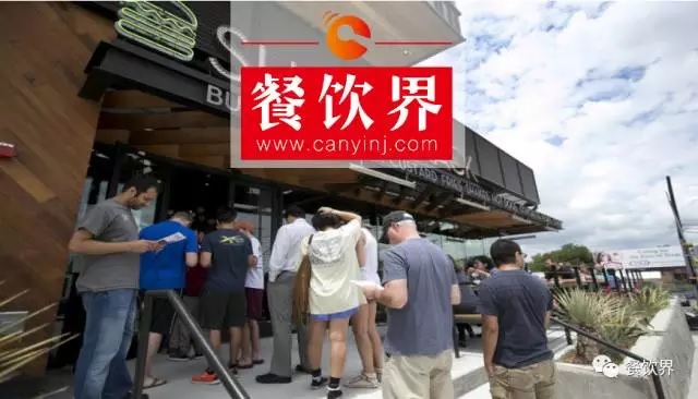 和麥當(dāng)勞唱反調(diào)，要將漢堡包賣(mài)出格調(diào)，“Shake Shack”為啥能受到年輕人追捧？