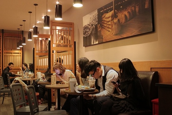 光中國(guó)同店銷售就增了 7%，星巴克重申全球開 12000 家新店的小目標(biāo)