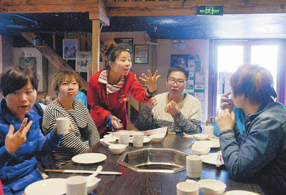 麗江一餐廳21名員工14名是聾啞人，點(diǎn)菜用iPad打手語