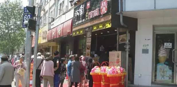 倆老太造謠新開(kāi)店的蛋糕肉松是棉花做的，被拘留5天