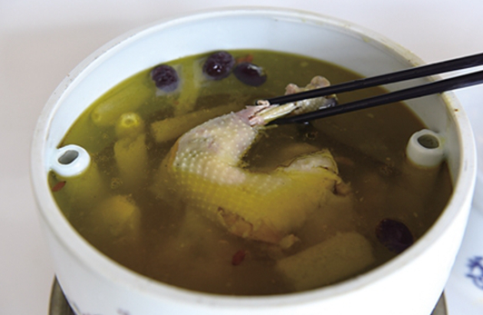 從放棄“鐵飯碗”到創(chuàng)辦餐飲企業(yè) 這道百年“雞湯”能否溫潤你的心靈？