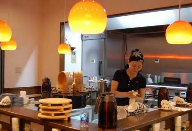 一人玩轉(zhuǎn)一家餐廳！這位日本女工程師把效率和眾包發(fā)揮到了極致