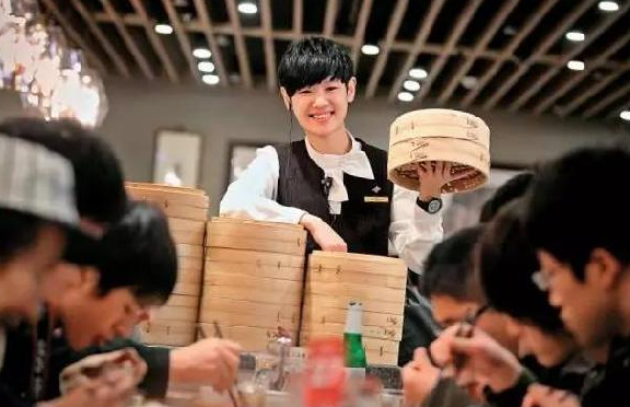 鼎泰豐員工忠誠度高、服務(wù)水平強(qiáng)的秘密原因是？