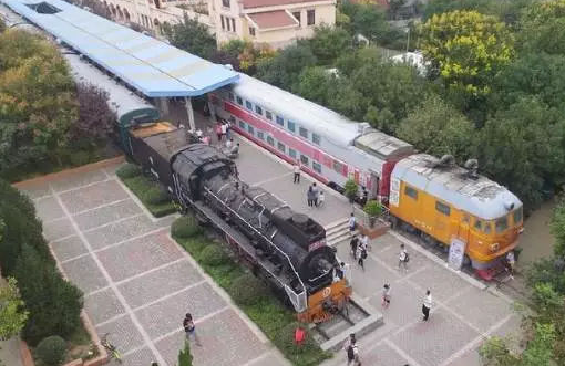 在火車上開美食街，一列車廂一個門店，租客瘋搶，人氣爆棚