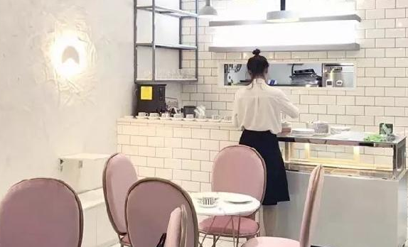 餐廳前臺菜單設計得好，顧客抬頭就會點單
