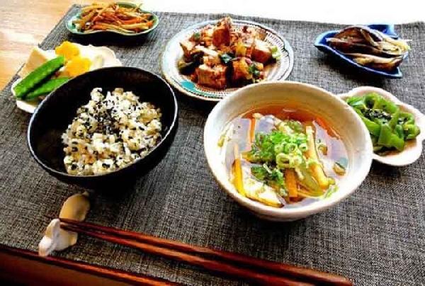 大肆擴(kuò)張的日料比艱難前行的中餐，到底好在哪？|餐飲界
