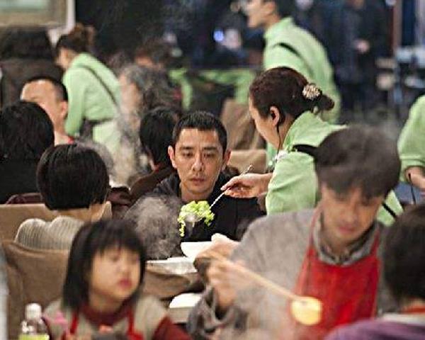 海底撈“變態(tài)”服務(wù)再升級！這次用的是黑科技……|餐飲界