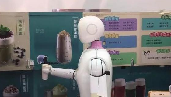 機(jī)器人“入侵”奶茶店，搞噱頭還是真有料？ 來源：咖門    作者：李沐      2017-10-27 08:37      973