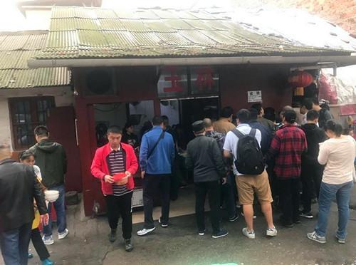 這家開了35年的老長(zhǎng)沙米粉店，6塊錢一碗，6點(diǎn)就開始排隊(duì)了|餐飲界
