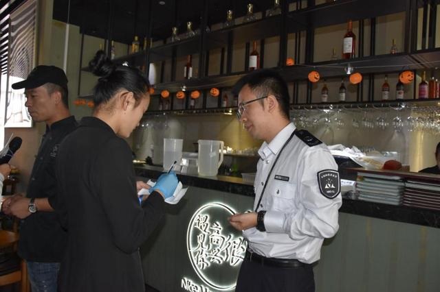 韓寒在深圳的餐廳再被查，后廚餐具堆地上降C！