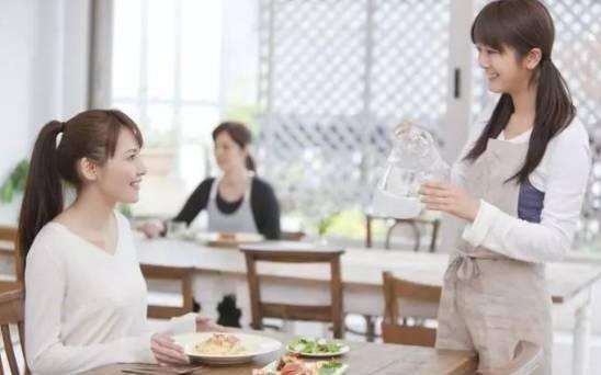 打動顧客的8條攻心計，優(yōu)秀的餐廳服務(wù)員都在用！