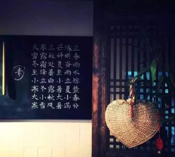 這家不足10平米的小店，只有一張桌子，無肉無酒，卻治愈了無數(shù)的過客