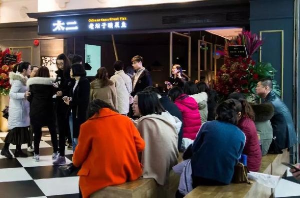 4人以上不接待，卻排隊(duì)800桌，這家“奇葩”店的邏輯是？