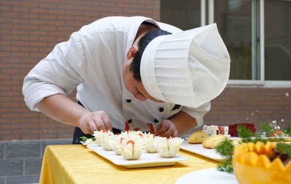 餐飲服務(wù)升級(jí)正當(dāng)時(shí)，服務(wù)模型、員工管理模式的正確打開方式是？