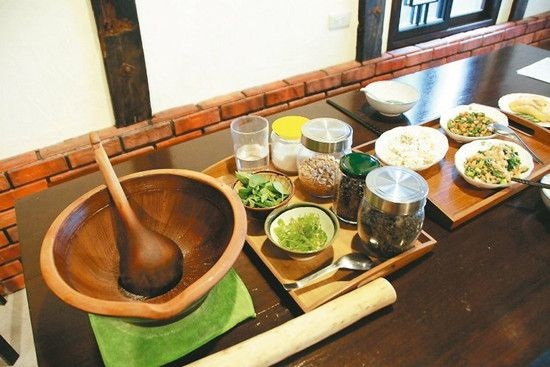 自學(xué)成才的成都老大叔，賣又貴又囂張的一碗面為啥還是生意比你好？