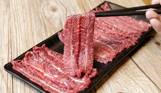 這個(gè)城市400多家潮汕牛肉火鍋，今冬只剩下101家，原來(lái)被串串香給頂了|餐飲界