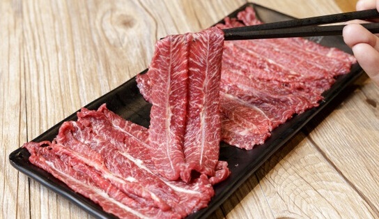 這個(gè)城市400多家潮汕牛肉火鍋，今冬只剩下101家，原來被串串香給頂了