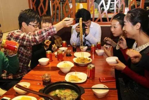 客流劇增、人員混亂，春節(jié)要怎么值班才能讓顧客滿意，讓自己多賺？|餐飲界