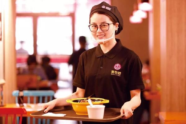 沒有廚師，無人點(diǎn)餐！他4年開出300多家店，日銷高達(dá)10萬碗！
