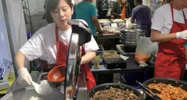 中國蓋澆飯?jiān)谟鹆?，每天幾百份不夠賣