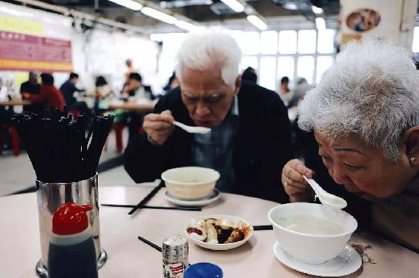 老順德人開的粥店，不僅在香港站穩(wěn)腳跟，還得到了周潤發(fā)的喜歡