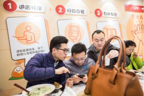 營(yíng)業(yè)額漲逾40%、人效翻3倍！詳細(xì)解剖五芳齋無(wú)人智慧餐廳是如何誕生的