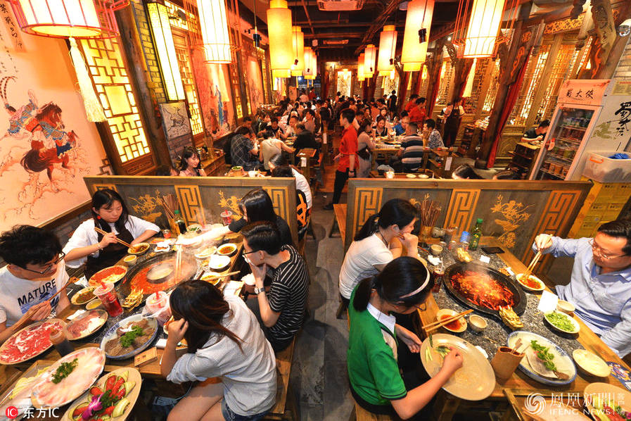 成都火鍋店舉行免費(fèi)吃活動(dòng)，萬(wàn)人通宵排隊(duì)“吃白吃喝”