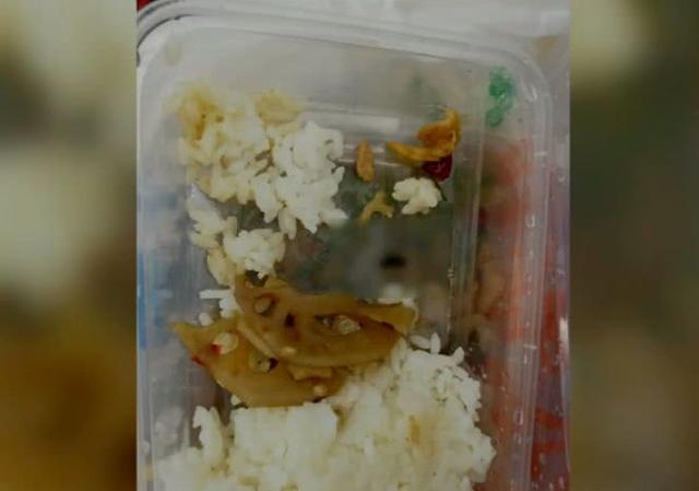 外賣里現(xiàn)老鼠屎，餐廳退款卻不承認(rèn)飯菜里會有老鼠屎