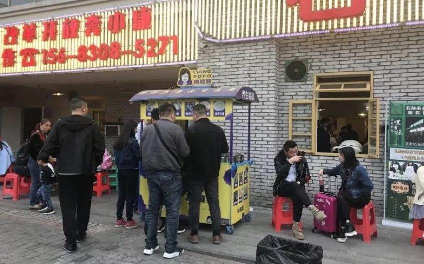門口擺個小攤，竟是餐廳增加營收的利器？