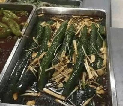 食堂大媽又出新菜啦！綠雞腿炒火龍果靠邊站，這才是黑暗料理！
