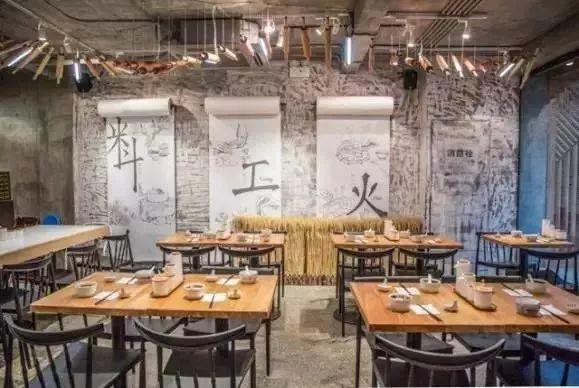 “網(wǎng)紅”茶飲店后廚臟亂差，網(wǎng)紅：這個(gè)鍋我們不背！