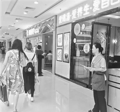 這就是餐飲的未來嗎？年輕人當(dāng)老板，大媽大嬸當(dāng)服務(wù)員