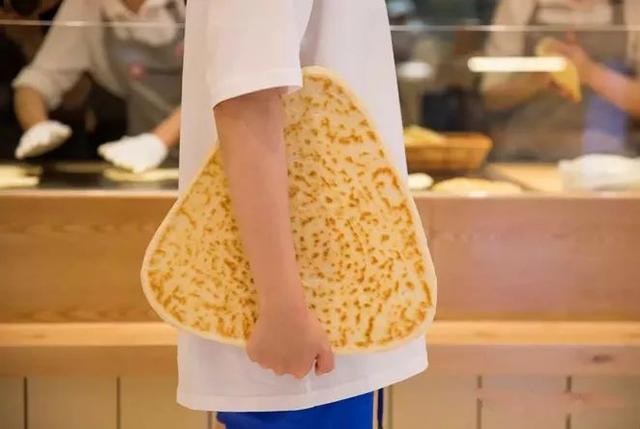 不斷“試錯”的西貝，這次開了家“三角肉夾饃+咖啡”的餐廳……