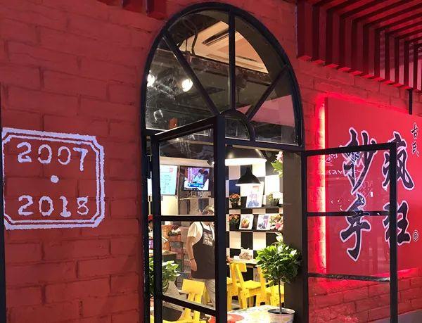 不到20種產(chǎn)品，8個(gè)餐位，日銷過(guò)萬(wàn)。TA是最早的“網(wǎng)紅”！
