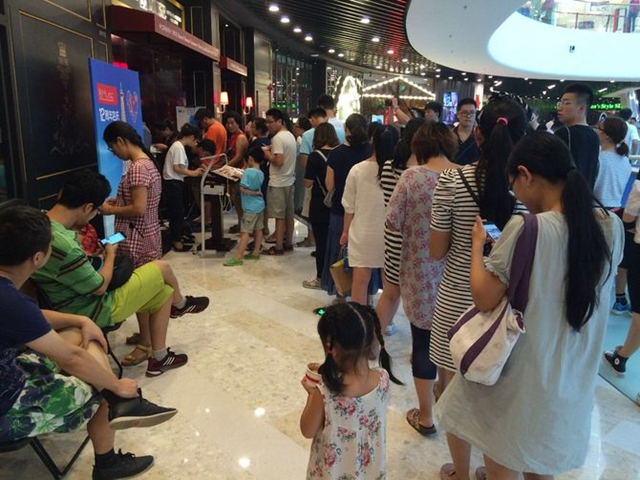 店外排隊(duì)，店里客人坐著聊天不走，我該怎么辦？