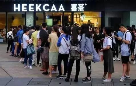 為啥店門口排隊的總是喜茶？不僅僅因?yàn)槔习迨?0后！