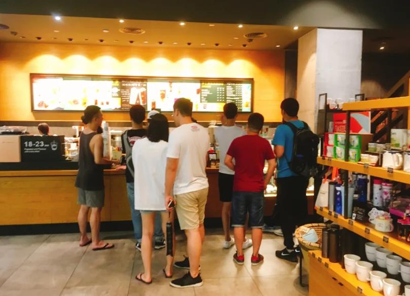 茶、咖不分家！喜茶與星巴克的成功有何共性？｜餐見(jiàn)