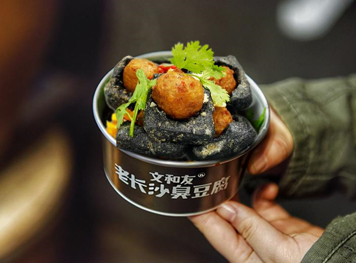 風(fēng)口下的美食進(jìn)化，星期零與文和友老長(zhǎng)沙臭豆腐“牽手”做植物肉臭豆腐