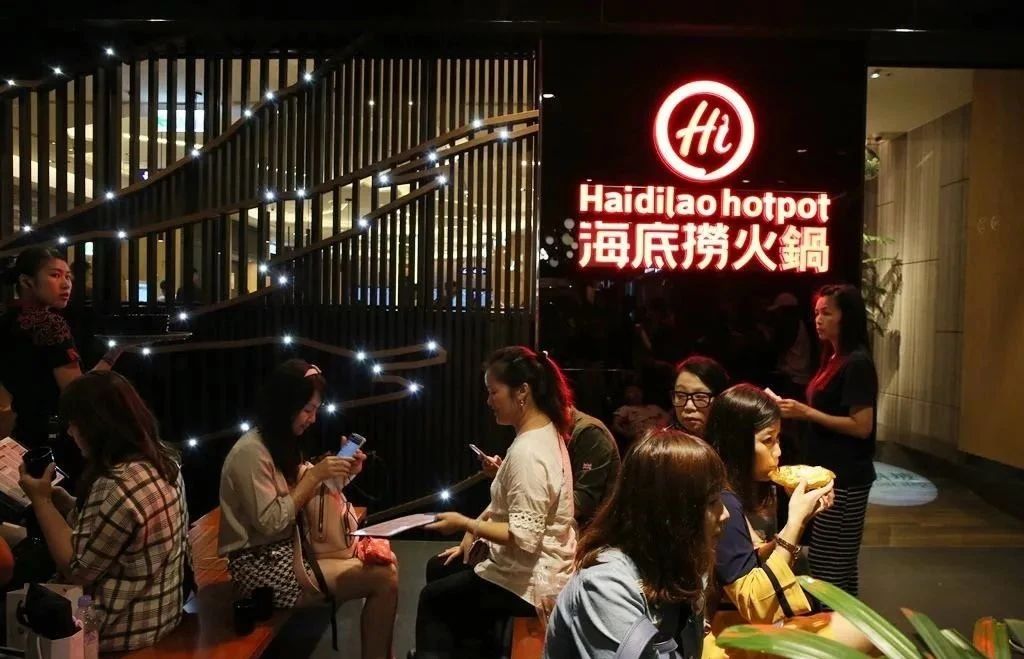 餐飲大事件202期｜  海底撈半年凈虧10億，股價(jià)卻瘋漲；肯德基暫停使用吮指廣告語；百勝中國或?qū)?月在港上市|餐飲界