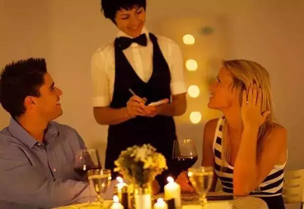 顧客要退菜，看4個不同服務(wù)員如何處理！